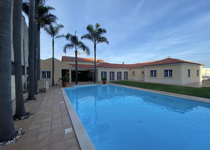 With Palm Tree Heated Pool São Martinho do Porto