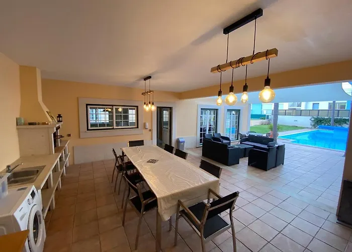 With Palm Tree Heated Pool Bed and breakfast São Martinho do Porto